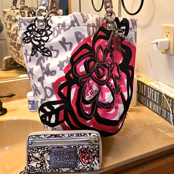 COACH "POPPY" LRG  BAG/WALLET - Picture 1 of 11